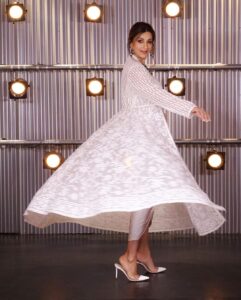 Sonali Bendre Instagram - Chose to wear white on a rainy day! #Guts 😋