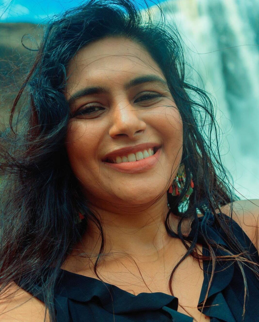 Sonu Gowda Instagram - You are not a dead fish to go with the flow, so don’t say go with the flow, even nature has it’s own flow.. You have a choice for everything, every move determines what you need what you want.. PC @arunkummar_portraits #kerala #attirapallyfalls #chalakudy #godsowncountry #nature #naturelovers #sonugowda #keralagram Athirapally Waterfall