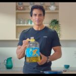 Sonu Sood Instagram - Apne parivar ke liye lao taste that's pure! Stop compromising on their health by switching to purity. I use Sunpure Sunflower oil to keep food nutritious and delicious for my family! #NoPreservatives #NoChemicals #HealthyAndTasty #NonSticky #SunPureOil #SunFlowerOil #Sunpure