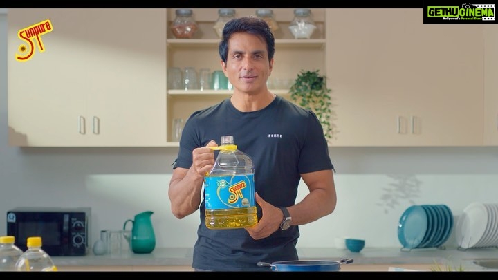 Sonu Sood Instagram - Apne parivar ke liye lao taste that's pure! Stop compromising on their health by switching to purity. I use Sunpure Sunflower oil to keep food nutritious and delicious for my family! #NoPreservatives #NoChemicals #HealthyAndTasty #NonSticky #SunPureOil #SunFlowerOil #Sunpure