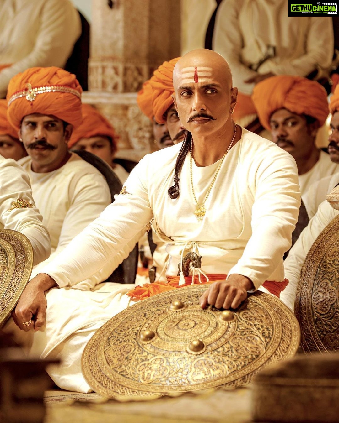 Sonu Sood Instagram - शौर्य और प्रताप की अनसुनी गाथा । क्या आप तैयार है चंदवरदई से मिलने? #SamratPrithviraj in cinemas from tomorrow! @akshaykumar @duttsanjay #DrChandraprakashDwivedi @manavvij #AshutoshRana #SakshiTanwar @yrf #SamratPrithviraj3rdJune
