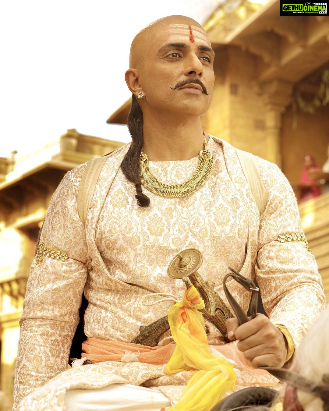 Sonu Sood Instagram - शौर्य और प्रताप की अनसुनी गाथा । क्या आप तैयार है चंदवरदई से मिलने? #SamratPrithviraj in cinemas from tomorrow! @akshaykumar @duttsanjay #DrChandraprakashDwivedi @manavvij #AshutoshRana #SakshiTanwar @yrf #SamratPrithviraj3rdJune