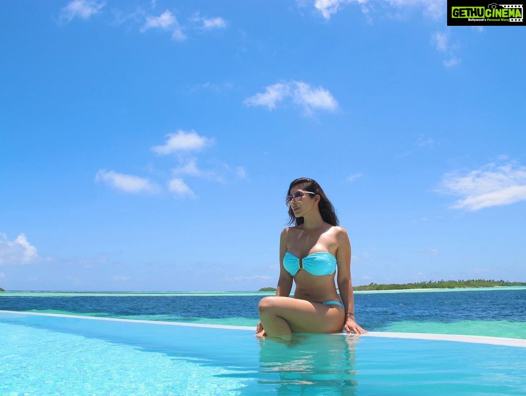Sophie Choudry Instagram - Mentally here 🌊 #mykindamonday #summertime #islandlife #mondayblues #mondaymotivation #beachgirl #ocean #blues #bluesky #nofilter #takemeback #motd #potd #sophiechoudry #mykindablues #shadesofblue #discoversoneva #fitisthenewskinny #fitnessinspo #beachlife