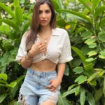 Sophie Choudry Instagram – Meet me in the monsoon 🍃

#monsoon #nature #rain #goa #whiteshirtlove #sophiechoudry 
📸 @ambereenyusuf Goa