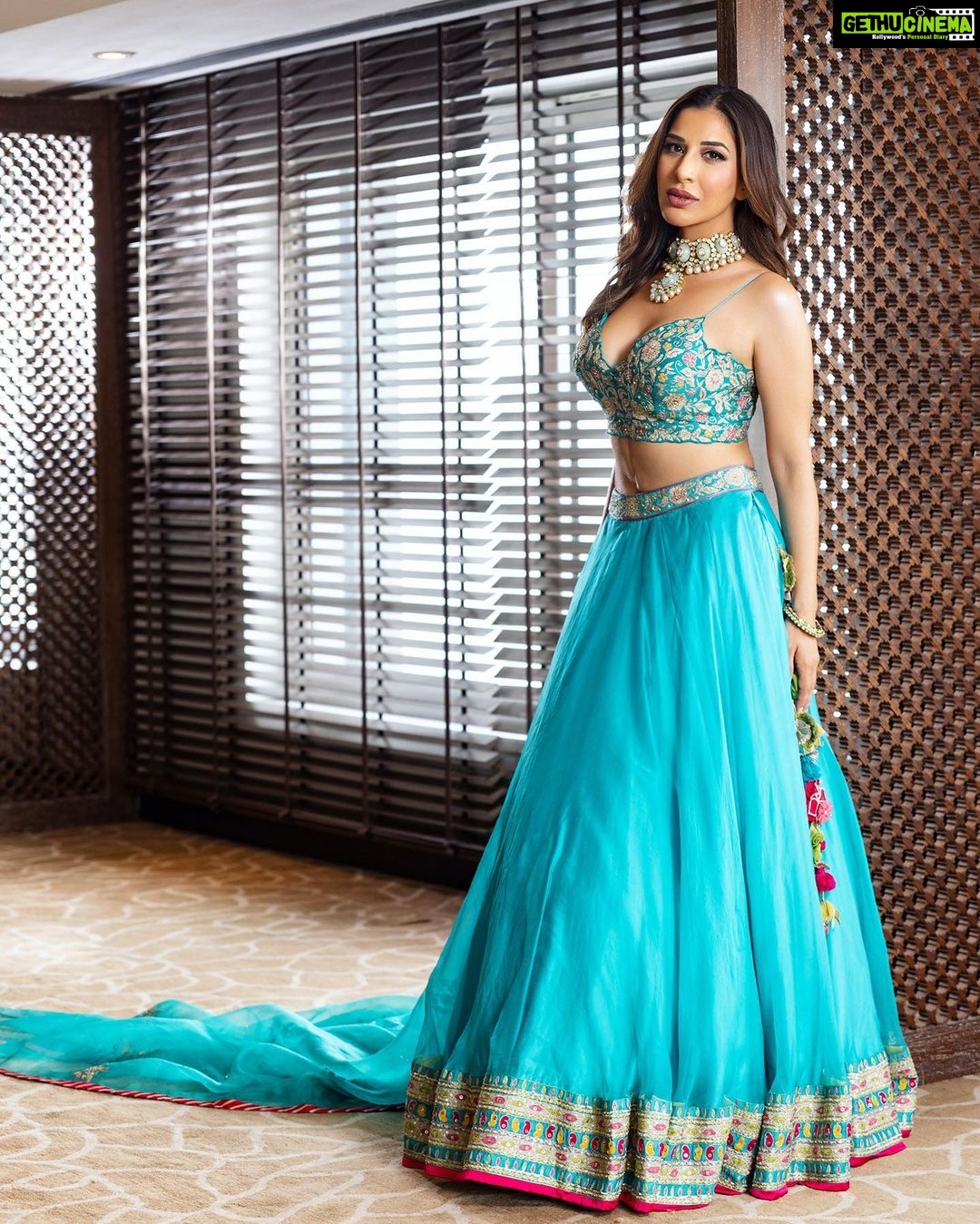 Sophie Choudry Instagram - Being a desi girl for my 3rd cover with @fablookmagazine πΈπ½ Styled by @milliarora7777 @mitushigupta Mua @diva_rose21 Hair @ambereenyusuf Wearing @house_of_dasmaya Designer pr @thepanaschesocial Jewels @the_izzari x @sonyashaikh Shot by @shutterstrings Location @theparknewdelhi #fablookmagazine #indianfashion #lehenga #weddinginspiration #sophiechoudry