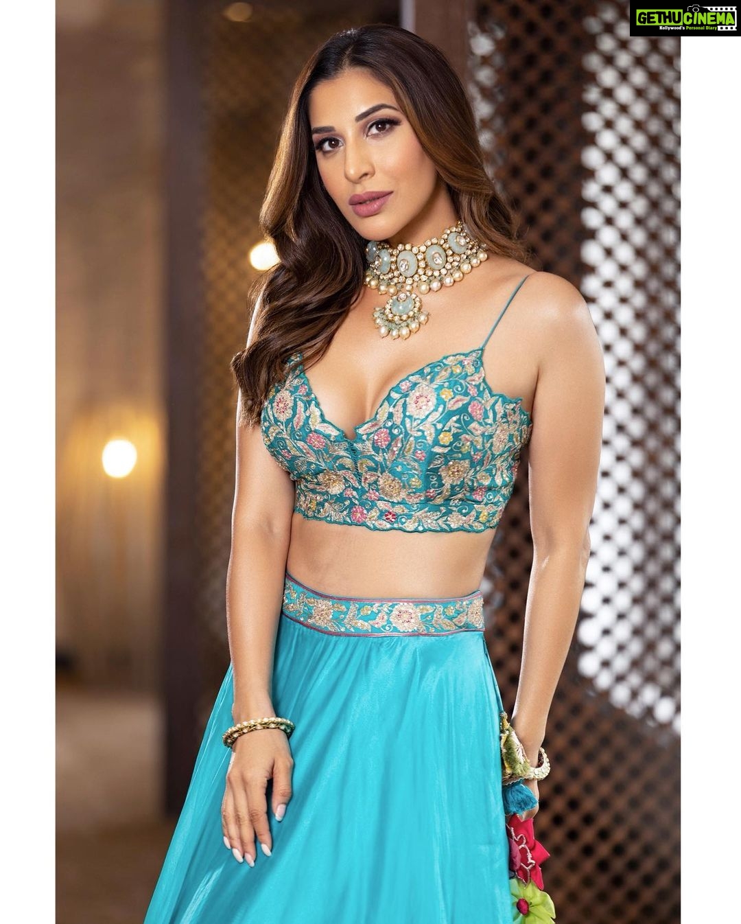 Sophie Choudry Instagram - Being a desi girl for my 3rd cover with @fablookmagazine πΈπ½ Styled by @milliarora7777 @mitushigupta Mua @diva_rose21 Hair @ambereenyusuf Wearing @house_of_dasmaya Designer pr @thepanaschesocial Jewels @the_izzari x @sonyashaikh Shot by @shutterstrings Location @theparknewdelhi #fablookmagazine #indianfashion #lehenga #weddinginspiration #sophiechoudry