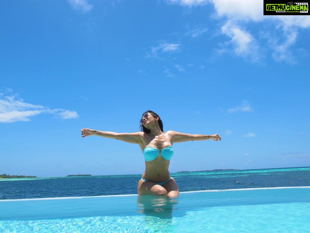 Sophie Choudry Instagram - Mentally here 🌊 #mykindamonday #summertime #islandlife #mondayblues #mondaymotivation #beachgirl #ocean #blues #bluesky #nofilter #takemeback #motd #potd #sophiechoudry #mykindablues #shadesofblue #discoversoneva #fitisthenewskinny #fitnessinspo #beachlife