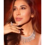 Sophie Choudry Instagram - Fire in her soul, grace in her heart… For @fablookmagazine Styled by @milliarora7777 @mitushigupta Mua @diva_rose21 Hair @ambereenyusuf Wearing @shlokasudhakarofficial Jewels @finesilverjewels_rj Shot by @shutterstrings Location @theparknewdelhi #prettyinpink #fablookmagazine #covergirl #indianfashion #lehenga #weddinginspo #styleinspo #sophiechoudry #desigirl