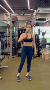 Sophie Choudry Instagram - Never limit yourself. And never let anyone else’s opinion limit your potential🙌🏼💪🏼♾ #mondaymotivation #gohard #nevergiveup #fitnessmotivation #fitnessinspo #fitisthenewskinny #weighttraining #nolimits #pushyourself #sophiechoudry #thelastride #trendingsongs #moosewala ♾