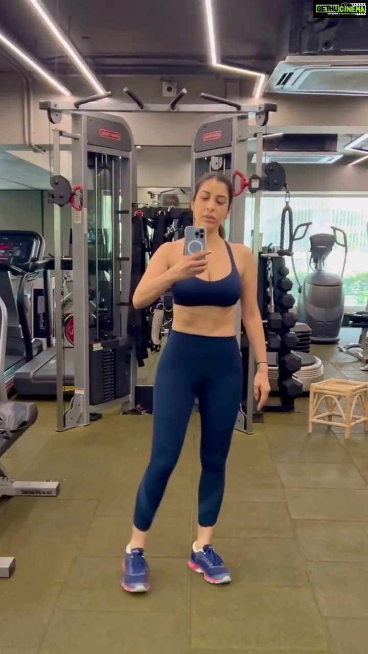 Sophie Choudry Instagram - Never limit yourself. And never let anyone else’s opinion limit your potential🙌🏼💪🏼♾ #mondaymotivation #gohard #nevergiveup #fitnessmotivation #fitnessinspo #fitisthenewskinny #weighttraining #nolimits #pushyourself #sophiechoudry #thelastride #trendingsongs #moosewala ♾