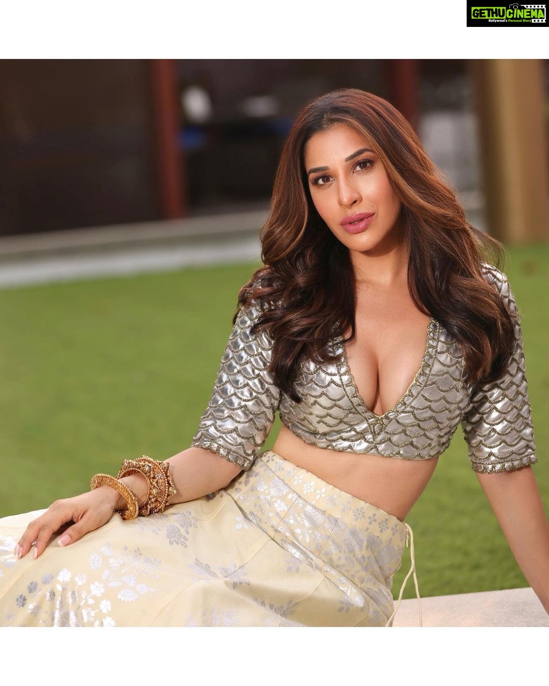 Sophie Choudry Instagram - Channelling the 💎 of the season vibes… #covergirl For @fablookmagazine Styled by @milliarora7777 @mitushigupta Mua @diva_rose21 Hair @ambereenyusuf Wearing @officialheritagecouture Designer pr @thepanaschesocial Jewels @devyanibangles Shot by @shutterstrings Location @theparknewdelhi #fablookmagazine #desigirl #lehenga #indianfashion #weddinginsp #weddingstyle #whitelehenga #beautyinspo #sophiechoudry