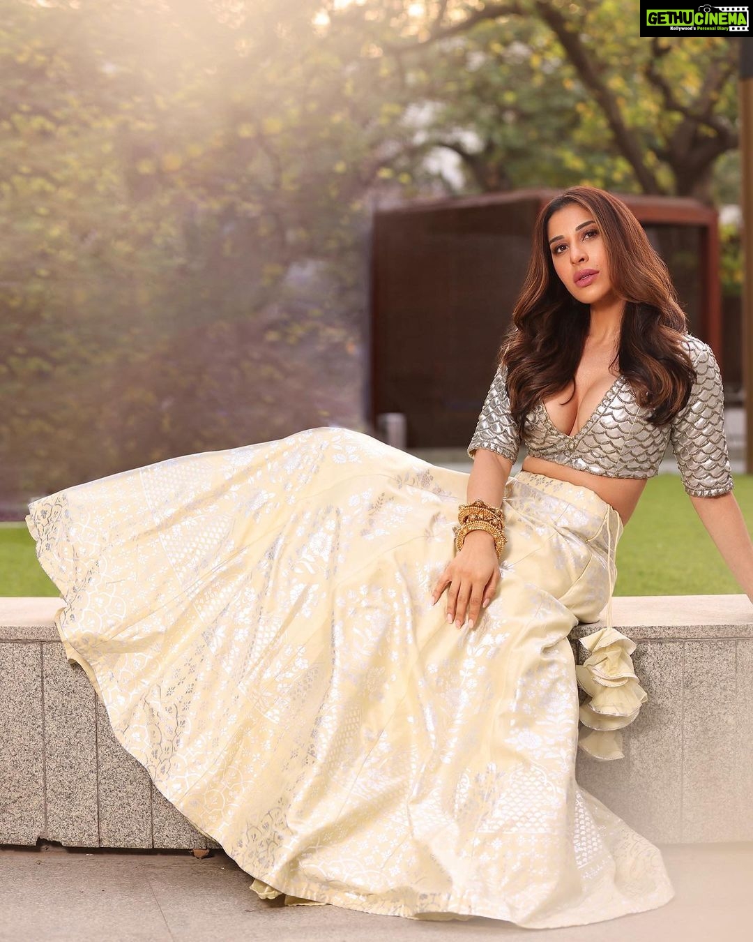 Sophie Choudry Instagram - Channelling the 💎 of the season vibes… #covergirl For @fablookmagazine Styled by @milliarora7777 @mitushigupta Mua @diva_rose21 Hair @ambereenyusuf Wearing @officialheritagecouture Designer pr @thepanaschesocial Jewels @devyanibangles Shot by @shutterstrings Location @theparknewdelhi #fablookmagazine #desigirl #lehenga #indianfashion #weddinginsp #weddingstyle #whitelehenga #beautyinspo #sophiechoudry
