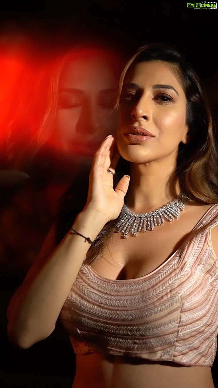 Sophie Choudry Instagram - G-L-A-M-O-R-O-U-S ❤️🔥🎶 #trendingsongs #trendingreels #fashionreels #bts #covergirl #firstclass #glamorous #beautyinspo #styleinspo #indianweddingstyle #lehenga #sophiechoudry For @fablookmagazine Styled by @milliarora7777 @mitushigupta Mua @diva_rose21 Hair @ambereenyusuf Wearing @shlokasudhakarofficial Jewels @finesilverjewels_rj Shot by @shutterstrings Location @theparknewdelhi #prettyinpink #fablookmagazine #covergirl #indianfashion #lehenga #weddinginspo #styleinspo #sophiechoudry #desigirl