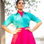 Sreemukhi Instagram - Saregamapa ✨ Styling @hemamanohar1 Outfit @indie_vastralay Jewellery @pretty.jewelbox PC @chinthuu_klicks Make up @nookesh.malla Hair @shivaji_makeup_studios #sreemukhi #saregamapa #zeetelugu