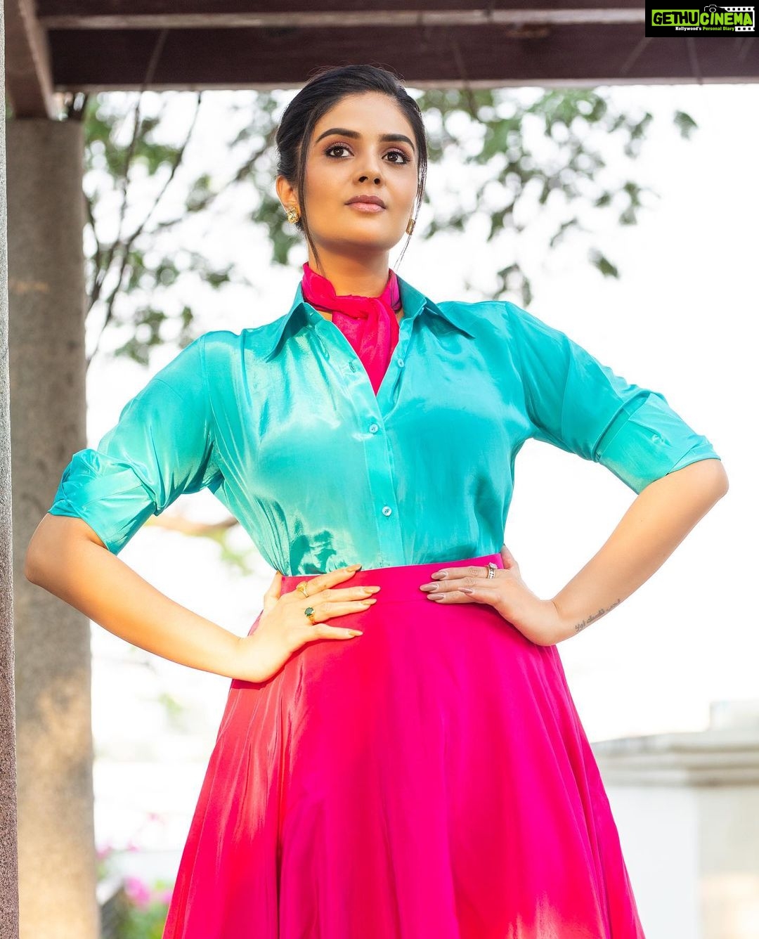 Sreemukhi Instagram - Saregamapa ✨ Styling @hemamanohar1 Outfit @indie_vastralay Jewellery @pretty.jewelbox PC @chinthuu_klicks Make up @nookesh.malla Hair @shivaji_makeup_studios #sreemukhi #saregamapa #zeetelugu