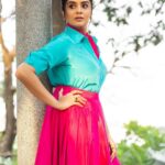 Sreemukhi Instagram - Saregamapa ✨ Styling @hemamanohar1 Outfit @indie_vastralay Jewellery @pretty.jewelbox PC @chinthuu_klicks Make up @nookesh.malla Hair @shivaji_makeup_studios #sreemukhi #saregamapa #zeetelugu