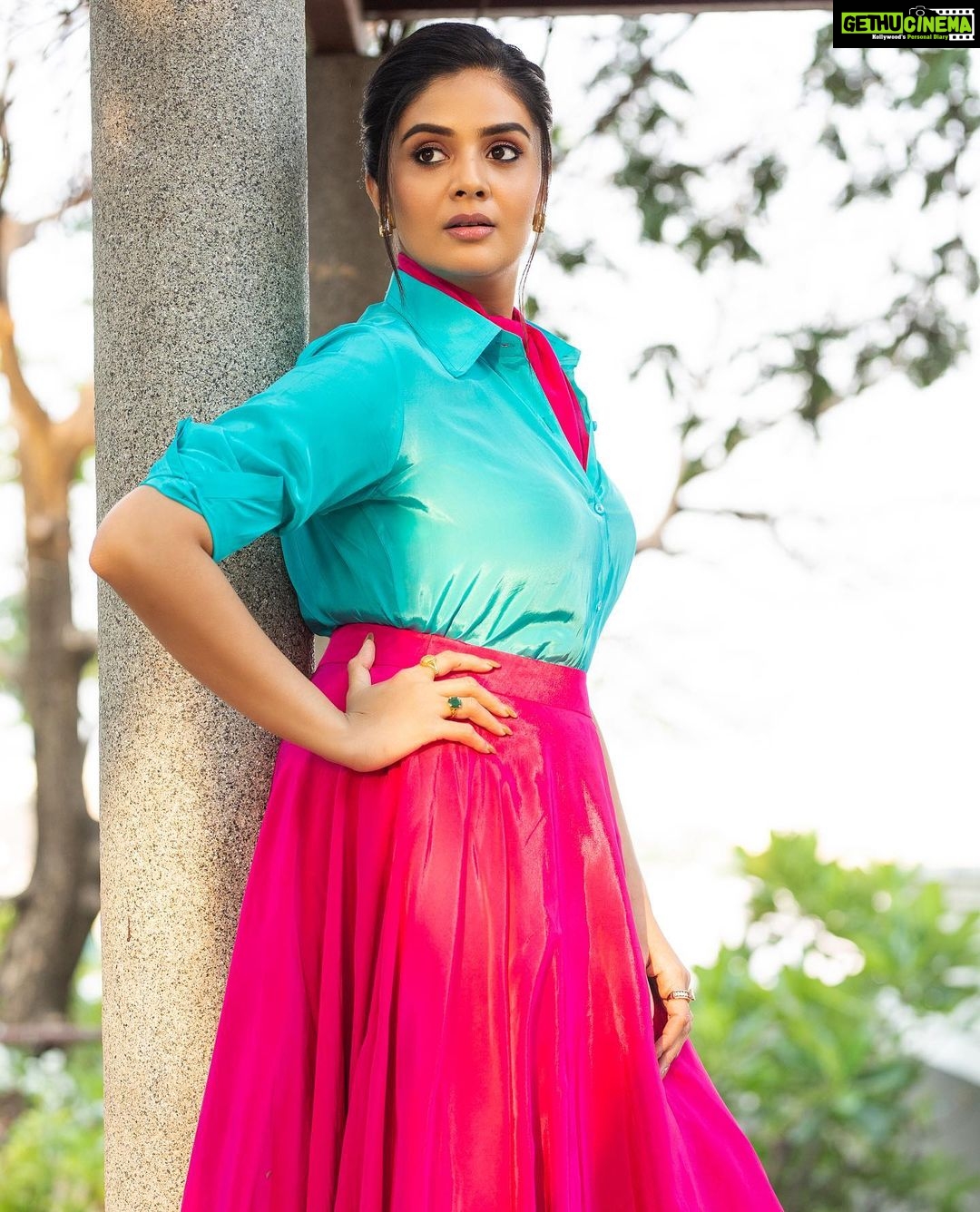 Sreemukhi Instagram - Saregamapa ✨ Styling @hemamanohar1 Outfit @indie_vastralay Jewellery @pretty.jewelbox PC @chinthuu_klicks Make up @nookesh.malla Hair @shivaji_makeup_studios #sreemukhi #saregamapa #zeetelugu