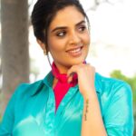 Sreemukhi Instagram - Saregamapa ✨ Styling @hemamanohar1 Outfit @indie_vastralay Jewellery @pretty.jewelbox PC @chinthuu_klicks Make up @nookesh.malla Hair @shivaji_makeup_studios #sreemukhi #saregamapa #zeetelugu