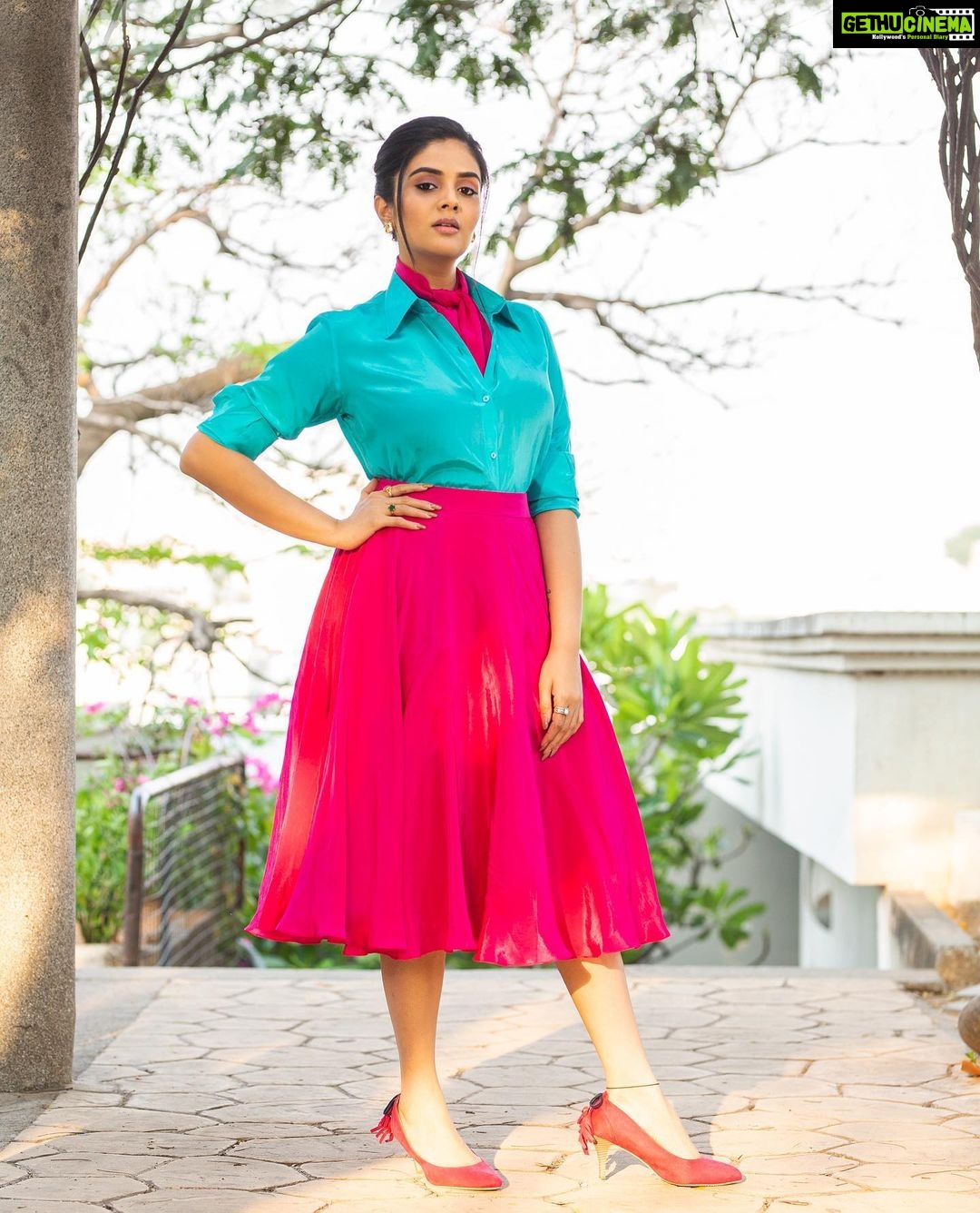 Sreemukhi Instagram - Saregamapa ✨ Styling @hemamanohar1 Outfit @indie_vastralay Jewellery @pretty.jewelbox PC @chinthuu_klicks Make up @nookesh.malla Hair @shivaji_makeup_studios #sreemukhi #saregamapa #zeetelugu