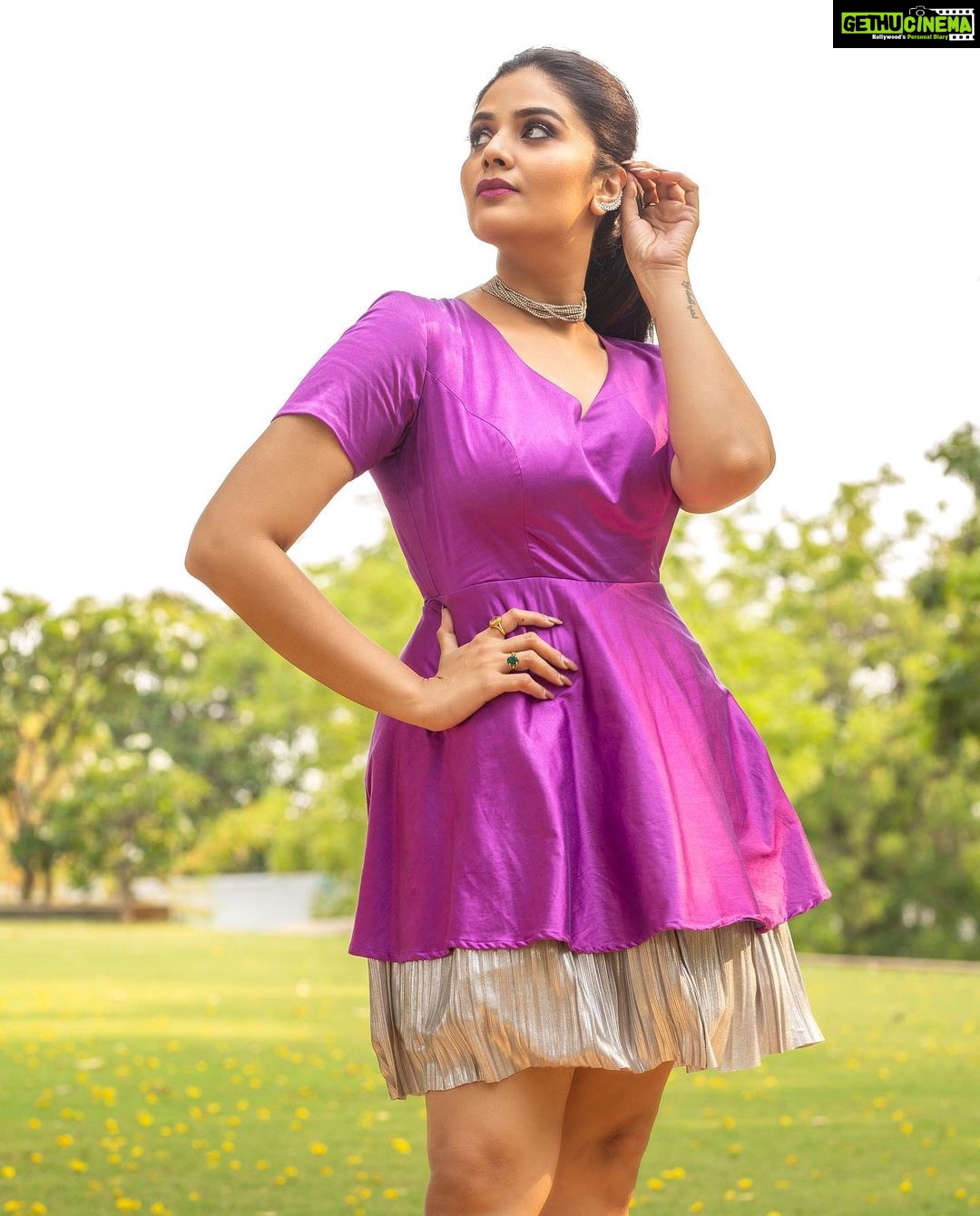Sreemukhi Instagram - Late Saregamapa Post ✨ Styling @hemamanohar1 Outfit @cinderellaclosethyd Jewellery @pretty.jewelbox PC @chinthuu_klicks Make up @nookesh.malla Hair @shivaji_makeup_studios #sreemukhi #saregamapa #zeetelugu
