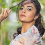 Sreemukhi Instagram - Summers! 🤍🖤 Styling @hemamanohar1 Outfit @anika_label PC @chinthuu_klicks Make up @nookesh.malla Hair @shivaji_makeup_studios #sreemukhi