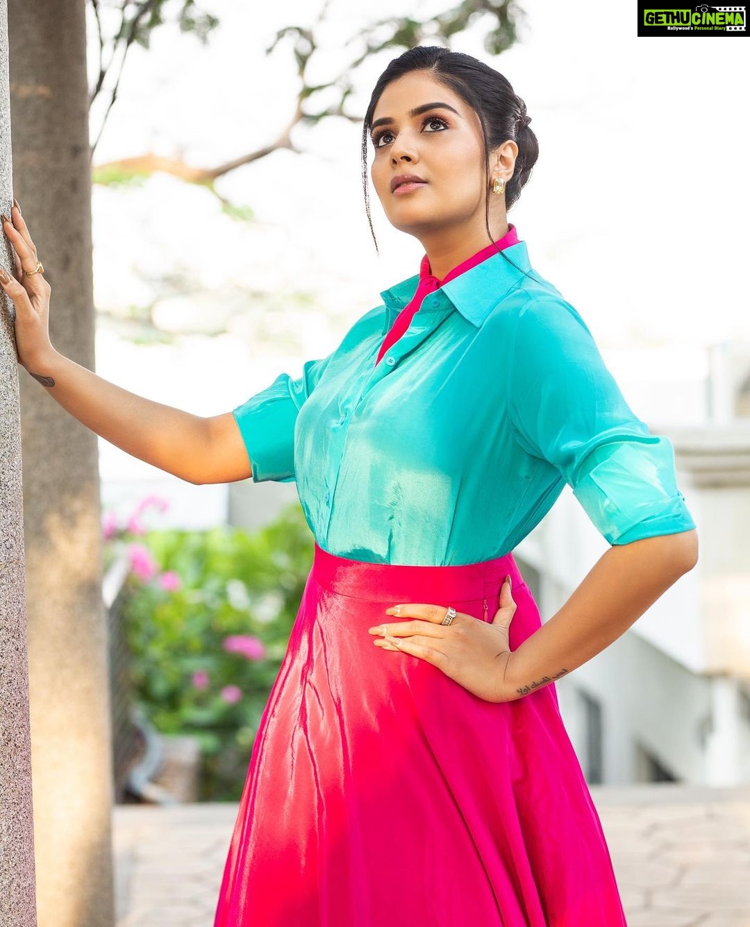 Sreemukhi Instagram - Saregamapa ✨ Styling @hemamanohar1 Outfit @indie_vastralay Jewellery @pretty.jewelbox PC @chinthuu_klicks Make up @nookesh.malla Hair @shivaji_makeup_studios #sreemukhi #saregamapa #zeetelugu