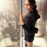 Sreemukhi Instagram - Jee karda dila de tenu “Burj Khalifa” ❤️✨ #dubai #burjkhalifa #travelgram #sreemukhi