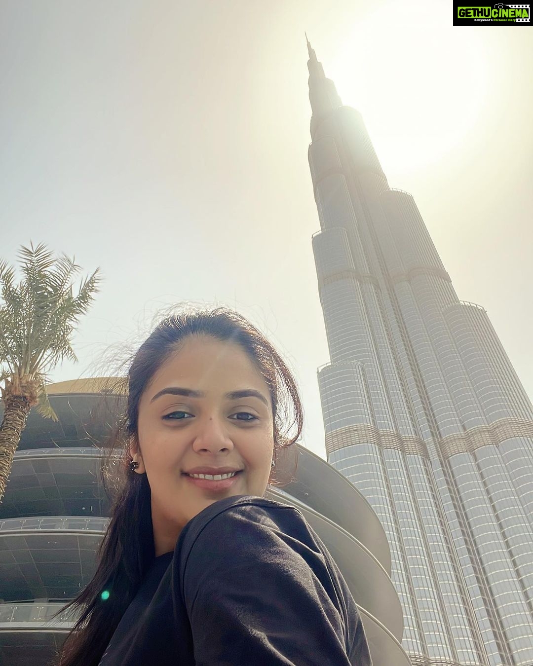 Sreemukhi Instagram - Jee karda dila de tenu “Burj Khalifa” ❤️✨ #dubai #burjkhalifa #travelgram #sreemukhi