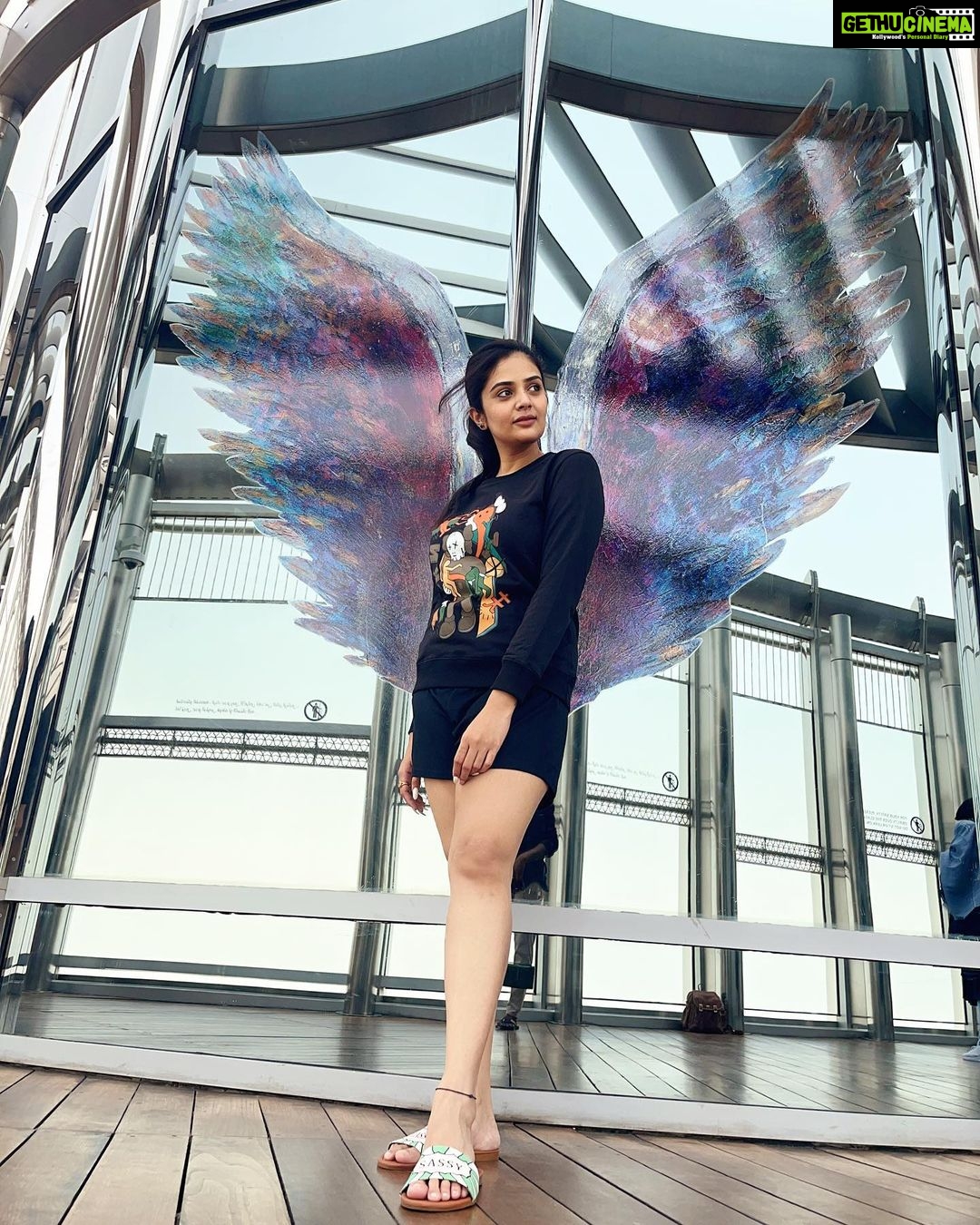 Sreemukhi Instagram - Jee karda dila de tenu “Burj Khalifa” ❤️✨ #dubai #burjkhalifa #travelgram #sreemukhi