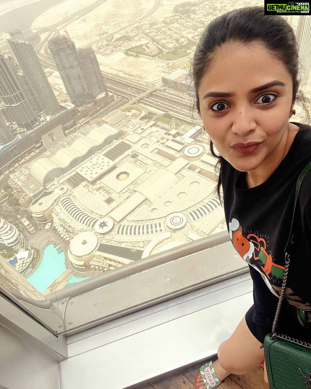 Sreemukhi Instagram - Jee karda dila de tenu “Burj Khalifa” ❤️✨ #dubai #burjkhalifa #travelgram #sreemukhi