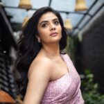 Sreemukhi Instagram - Saree’s n Bling! ✨ Super Sundays on @starmaa ✨ Styling @hemamanohar1 Outfit @gummadidalashashi.label Earrings @pretty.jewelbox PC @chinthuu_klicks Make up @nookesh.malla Hair @shivaji_makeup_studios #sreemukhi #starmaa #mogudsvspellams #supersunday