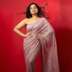 Sreemukhi Instagram - Saree’s n Bling! ✨ Super Sundays on @starmaa ✨ Styling @hemamanohar1 Outfit @gummadidalashashi.label Earrings @pretty.jewelbox PC @chinthuu_klicks Make up @nookesh.malla Hair @shivaji_makeup_studios #sreemukhi #starmaa #mogudsvspellams #supersunday