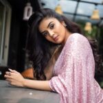 Sreemukhi Instagram - Saree’s n Bling! ✨ Super Sundays on @starmaa ✨ Styling @hemamanohar1 Outfit @gummadidalashashi.label Earrings @pretty.jewelbox PC @chinthuu_klicks Make up @nookesh.malla Hair @shivaji_makeup_studios #sreemukhi #starmaa #mogudsvspellams #supersunday