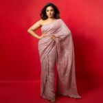 Sreemukhi Instagram - Saree’s n Bling! ✨ Super Sundays on @starmaa ✨ Styling @hemamanohar1 Outfit @gummadidalashashi.label Earrings @pretty.jewelbox PC @chinthuu_klicks Make up @nookesh.malla Hair @shivaji_makeup_studios #sreemukhi #starmaa #mogudsvspellams #supersunday