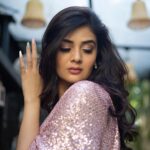 Sreemukhi Instagram - Saree’s n Bling! ✨ Super Sundays on @starmaa ✨ Styling @hemamanohar1 Outfit @gummadidalashashi.label Earrings @pretty.jewelbox PC @chinthuu_klicks Make up @nookesh.malla Hair @shivaji_makeup_studios #sreemukhi #starmaa #mogudsvspellams #supersunday