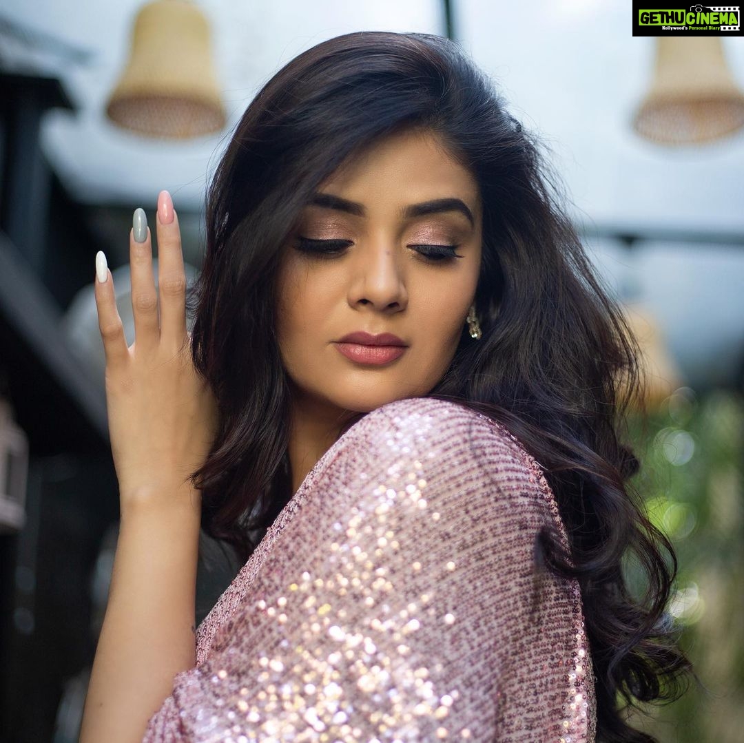 Sreemukhi Instagram - Saree’s n Bling! ✨ Super Sundays on @starmaa ✨ Styling @hemamanohar1 Outfit @gummadidalashashi.label Earrings @pretty.jewelbox PC @chinthuu_klicks Make up @nookesh.malla Hair @shivaji_makeup_studios #sreemukhi #starmaa #mogudsvspellams #supersunday