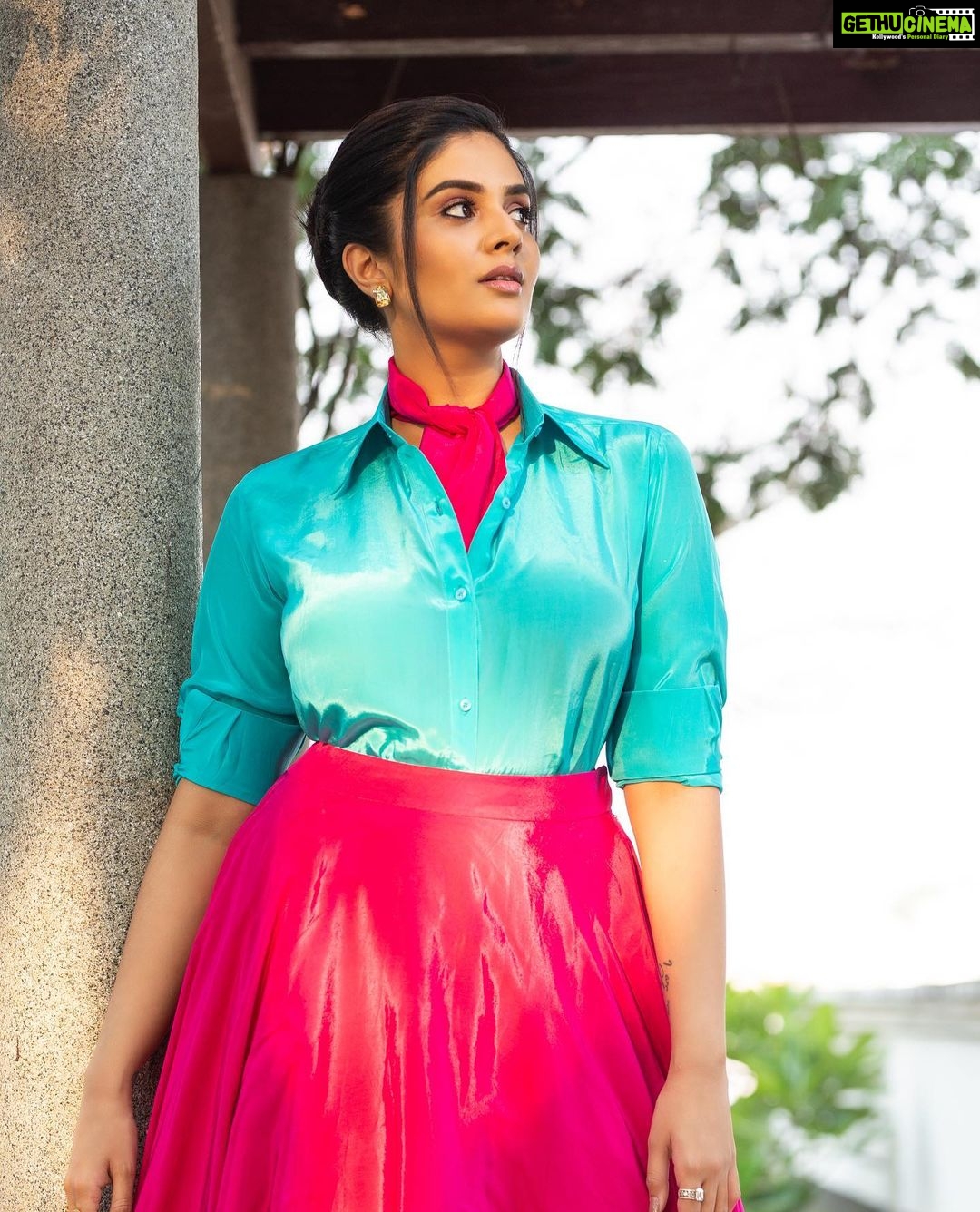 Sreemukhi Instagram - Saregamapa ✨ Styling @hemamanohar1 Outfit @indie_vastralay Jewellery @pretty.jewelbox PC @chinthuu_klicks Make up @nookesh.malla Hair @shivaji_makeup_studios #sreemukhi #saregamapa #zeetelugu