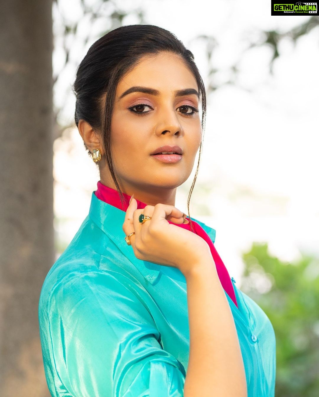 Sreemukhi Instagram - Saregamapa ✨ Styling @hemamanohar1 Outfit @indie_vastralay Jewellery @pretty.jewelbox PC @chinthuu_klicks Make up @nookesh.malla Hair @shivaji_makeup_studios #sreemukhi #saregamapa #zeetelugu