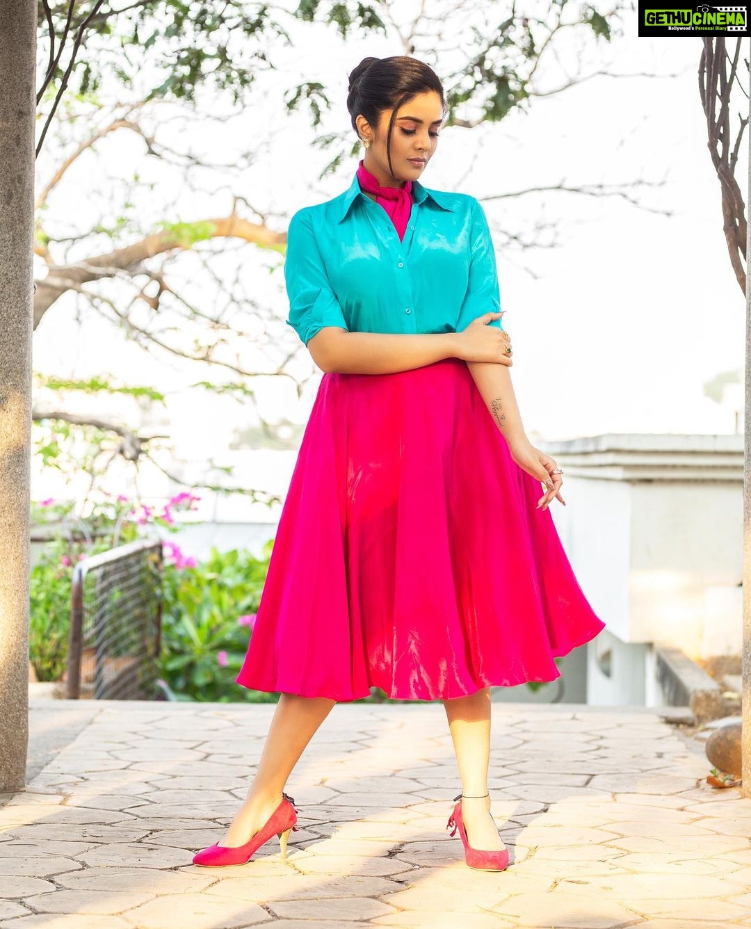 Sreemukhi Instagram - Saregamapa ✨ Styling @hemamanohar1 Outfit @indie_vastralay Jewellery @pretty.jewelbox PC @chinthuu_klicks Make up @nookesh.malla Hair @shivaji_makeup_studios #sreemukhi #saregamapa #zeetelugu