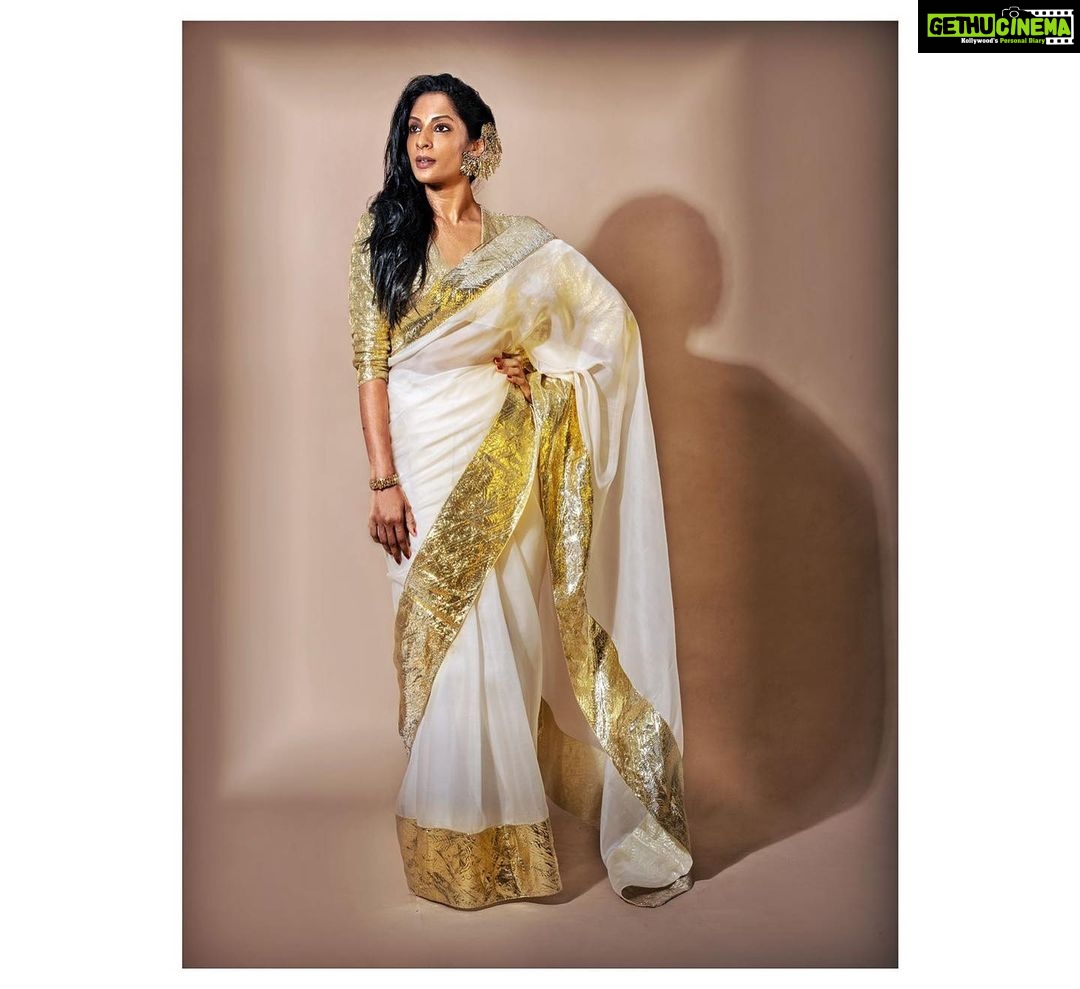 Sriya Reddy Instagram - In small doses 🤍 Saree : @kapardara_india Jeweller : @kavyapotluriofficial Stylist : @stylemuze Hair and make up : @rachelstylesmith Camera : @soondah_wamu #OOTD #SriyaReddy #PhotoShoot #Excited
