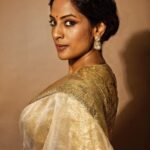 Sriya Reddy Instagram - Through the lens, I shine… Saree : @kapardara_india Jeweller :@jaipurgems Stylist : @stylemuze Hair and make up : @rachelstylesmith Camera : @soondah_wamu #SriyaReddy #Excited #PhotoShoot