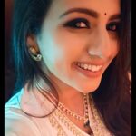 Sruthi Hariharan Instagram - :) Styled by @zoha.kabir Dress from @pixie_yard_couture_studio @pixie_yard_closet Jewellery from @creativegemsandjewels Make up by @shivugowda2011 Hair by @kammarishivarajchary
