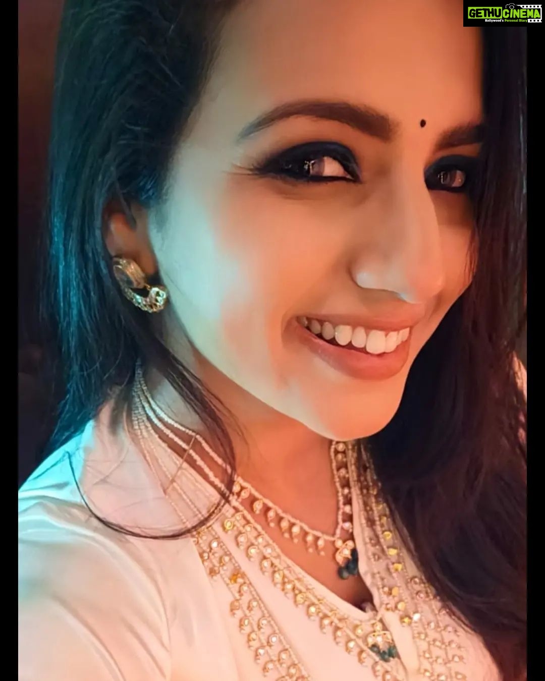 Sruthi Hariharan Instagram - :) Styled by @zoha.kabir Dress from @pixie_yard_couture_studio @pixie_yard_closet Jewellery from @creativegemsandjewels Make up by @shivugowda2011 Hair by @kammarishivarajchary