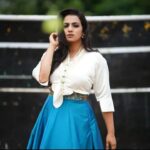 Sruthi Hariharan Instagram - Some clothes make us feel .. good. Feel confident ... feel beautiful . And why not I say :) Loved this couture from @pixie_yard_couture_studio @pixie_yard_closet Styled by the awesome @zoha.kabir Jewellery from @creativegemsandjewels Make up by @shivugowda2011 Hair by @kammarishivarajchary #ifeelgood