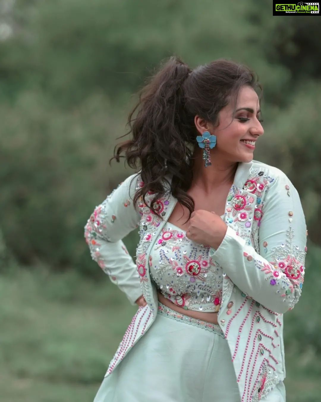 Sruthi Hariharan Instagram - As she sings in her head ... Outfit from @samyakkclothing Styled by @papapants Assisted by @thechaotic.art Make up by @shivugowda2011 Hair by @kammarishivarajchary