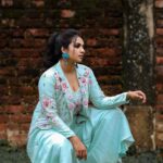 Sruthi Hariharan Instagram - 🙆‍♀️🧚‍♀️ Clothing from @samyakkclothing Styled by the one and only @papapants Assisted by @thechaotic.art Makeup by @shivugowda2011 Hair by @kammarishivarajchary