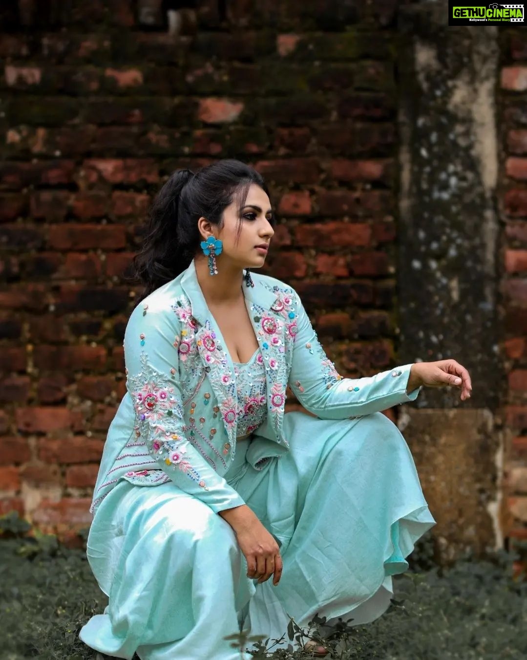 Sruthi Hariharan Instagram - 🙆♀️🧚♀️ Clothing from @samyakkclothing Styled by the one and only @papapants Assisted by @ Makeup by @shivugowda2011 Hair by @kammarishivarajchary - Gethu Cinema Sruthi Hariharan Instagram - 🙆♀️🧚♀️ Clothing from @samyakkclothing Styled by the one and only @papapants Assisted by @ Makeup by @shivugowda2011 Hair by @kammarishivarajchary - Gethu Cinema