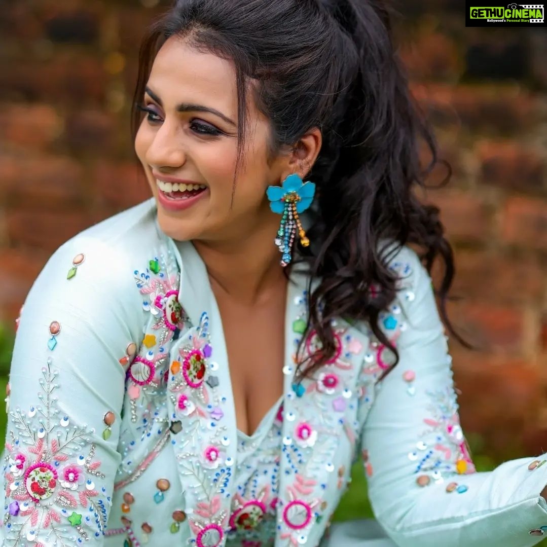 Sruthi Hariharan Instagram - We keep telling our daughter .... All you need is a smile .. and everything becomes right with the world :) Outfit from @samyakkclothing Styled by @papapants Assisted by @thechaotic.art Make up by @shivugowda2011 Hair by @kammarishivarajchary #ComedyGangs