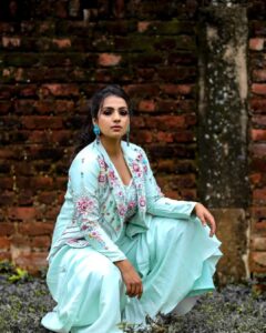 Sruthi Hariharan Instagram - 🙆‍♀️🧚‍♀️ Clothing from @samyakkclothing Styled by the one and only @papapants Assisted by @thechaotic.art Makeup by @shivugowda2011 Hair by @kammarishivarajchary