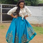 Sruthi Hariharan Instagram - One of those rare days where I 'feel ' beautiful .. from @pixie_yard_couture_studio @pixie_yard_closet Jewellery from @creativegemsandjewels Styled by @zoha.kabir Make up by @shivugowda2011 Hair by @kammarishivarajchary #ifeelgood